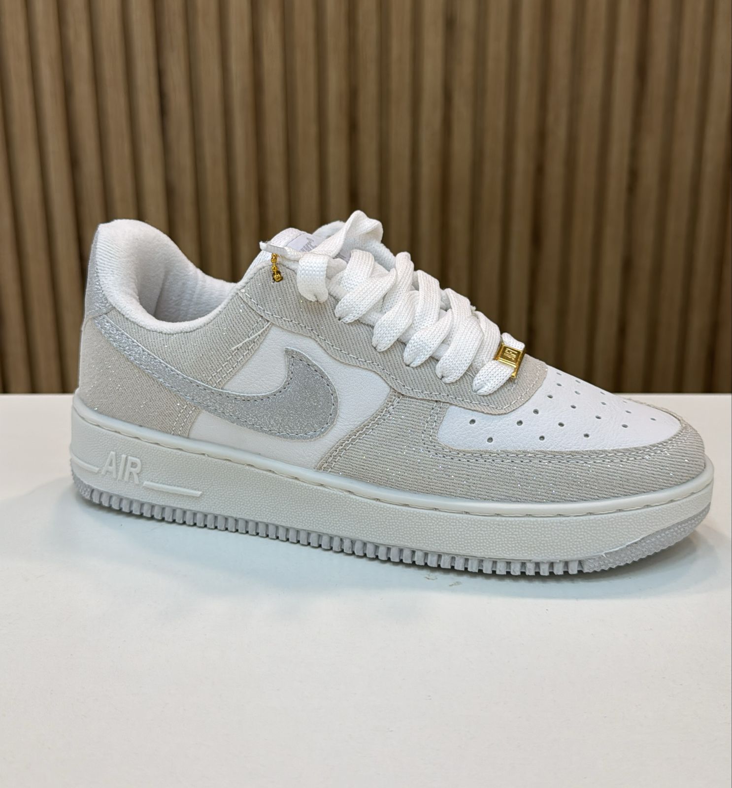Nike - Air Force beige jean brillosa